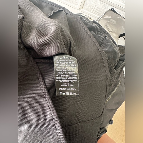 Wilfred chemise Freeform shirt women
Size M
Color- Black - Picture 6 of 10